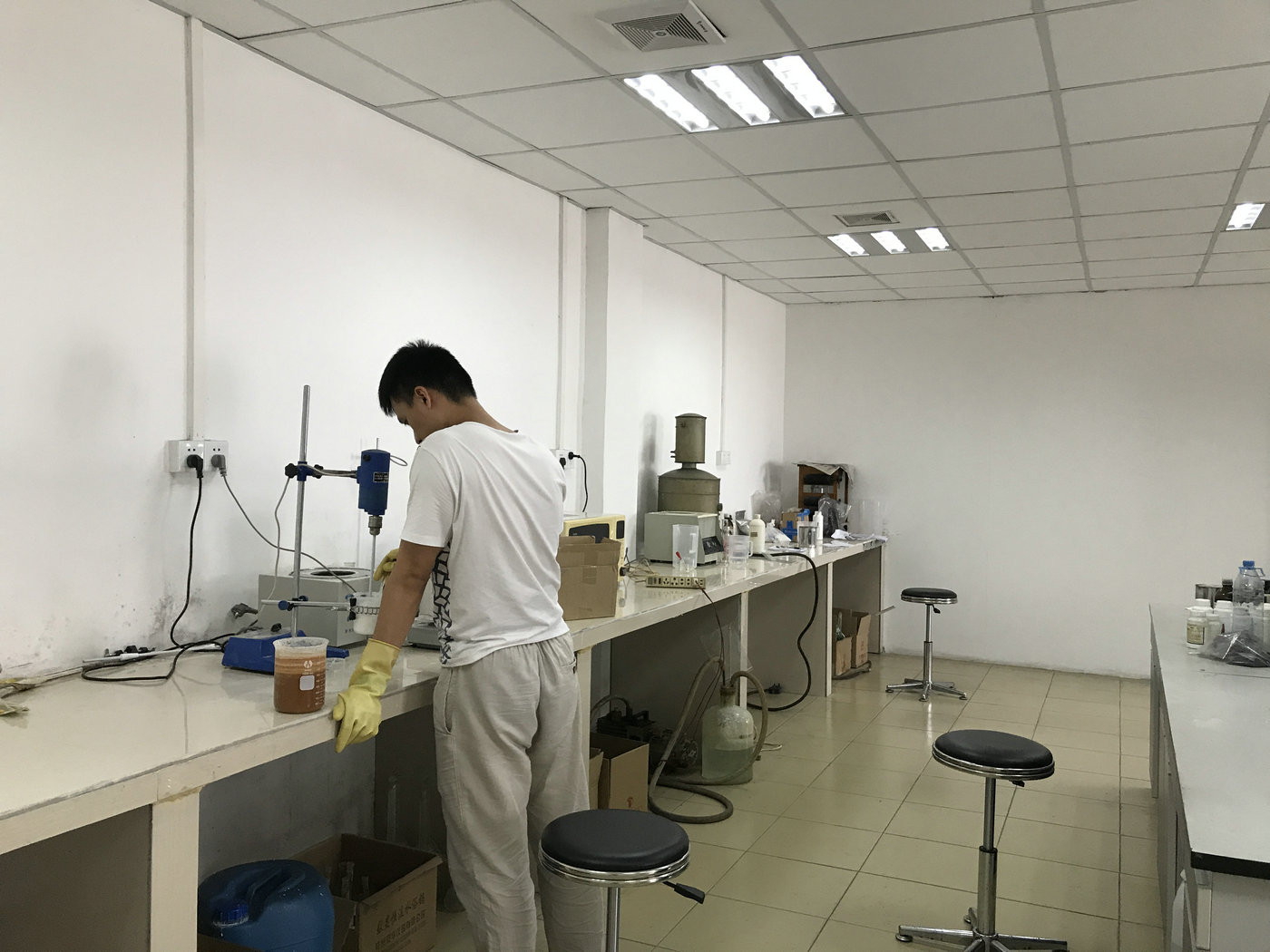 研发中心试验室 工作图